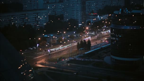 Forgalmas úton, az éjszaka a városban. Felső szemszögéből timelapse lövés, járművek rush mindkét irányban, motion blur renderelés — Stock videók