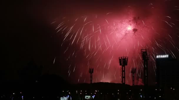 Vacaciones en la ciudad. Increíblemente hermosos fuegos artificiales por la noche — Vídeos de Stock