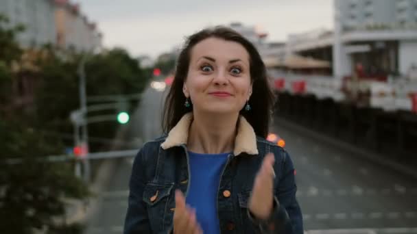 Veselá, šťastná, usměvavá dívka stojící na mostě, bavit, pózuje posílá polibky se dívá na kameru. 4k — Stock video