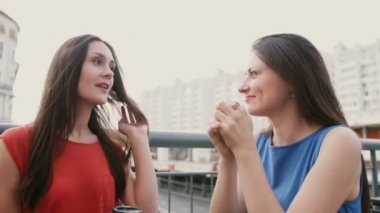 İki çekici esmer kadın en iyi arkadaş kafede kahve içme ve alışverişten sonra konuşurken. 4k