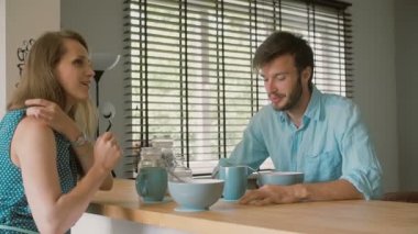 Bir koca onu dikkatle bir gülümseme ile dinliyor onun güzel karısı konuşuyor. Yavaş mo