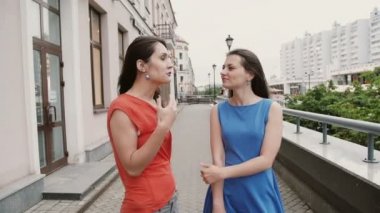 İki güzel kız en iyi arkadaş alışverişten sonra şehirde bir araya geldi, konuşurken, gülümseyerek
