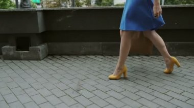 bacaklar ince genç kadın, alışveriş çantaları ile sokakta aşağı şehirde yürüyüş, yan görünüm, yavaş mo, stedicam vurdu