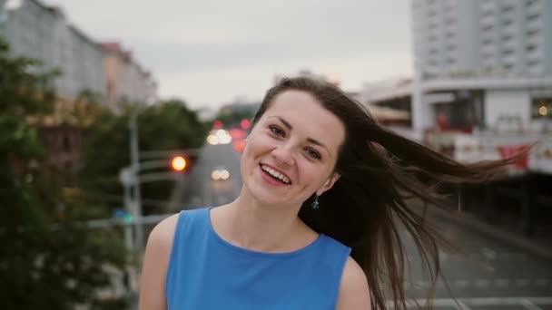 Alegre, feliz, chica sonriente de pie en el puente, divertirse, posando mira a la cámara. cámara lenta — Vídeo de stock