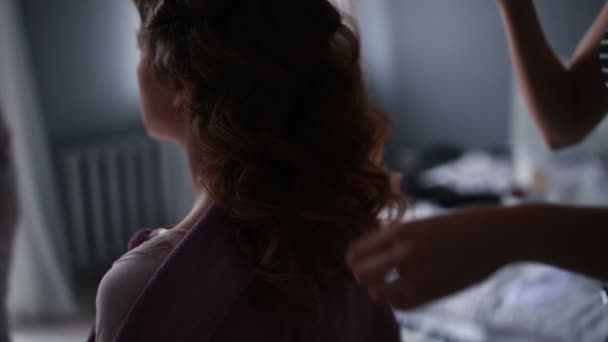 Перукар робить зачіску дівчині — стокове відео