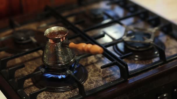 Le café commence à bouillir dans une cafetière en métal . — Video