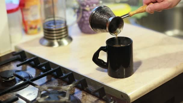 Hombre tomando la olla y vertiendo café en una taza . — Vídeos de Stock