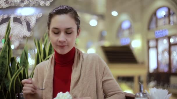 Mädchen trinkt Kaffee mit Schlagsahne und Marshmallows im Café — Stockvideo