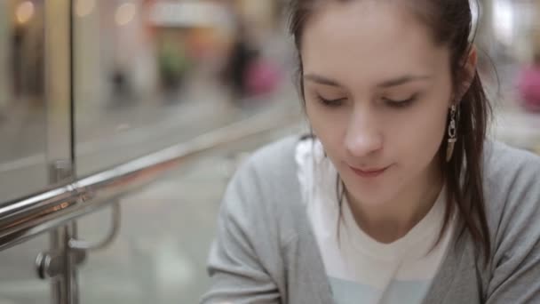 Un primer plano de una chica comiendo un pastel y bebiendo café . — Vídeos de Stock