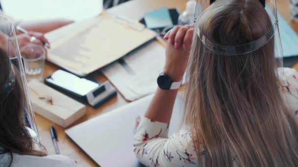 La seguridad médica epidémica se convierte en estilo de vida. Top view jóvenes empresarios felices trabajan en la oficina moderna en escudos faciales. — Vídeos de Stock