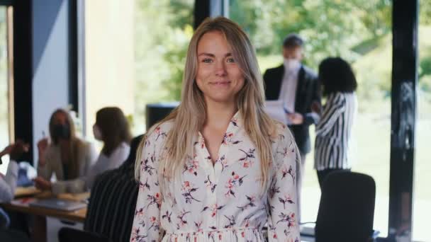 Ritratto di bella giovane studentessa caucasica positiva degli anni '20 sorride, ride alla macchina fotografica al rallentatore dell'ufficio leggero. — Video Stock