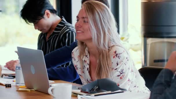 Mooi jong gelukkig twintiger jaren blond vrouwelijk bedrijf baas zitten aan drukke kantoor tafel vergadering op trendy loft coworking. — Stockvideo