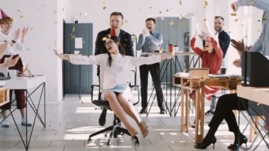 RED EPIC-W Mutlu esmer iş kadını ofis arkadaşlarıyla partide doğum gününü kutluyor.