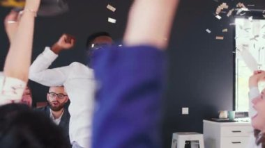 COVID-19 tecrit sona erdi. Afrikalı patron maskesini çıkardı, ofis toplantısında takım ve konfetiyle kutlama yaptı..