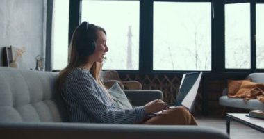 Kendini izole etmeyi öğreniyor. Evde çalışan, dizüstü bilgisayarlı video konferansında konuşan mutlu sarışın öğretmen kadın..