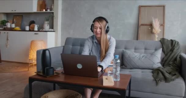 Vacker stressad ensamstående mamma kämpar för att arbeta hemifrån på laptop, distraherad av två bullriga kör tonåringar. — Stockvideo