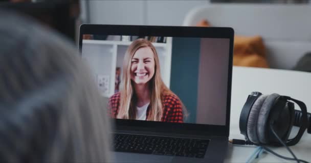 Videokonferencia hívás online. POV boldog izgatott fiatal kaukázusi nő mosolyog, integetett barátjának laptop képernyőn. — Stock videók