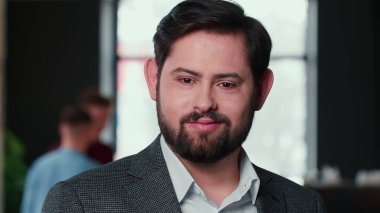 Modern ışık ofisine gülümseyen kameraya bakan başarılı beyaz iş koçunun yakın plan portresi..