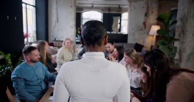 Arkadan bakıldığında başarılı Afrikalı patron iş kadını modern çoklu etnik ofis ağır çekimde beyin fırtınası yapıyor..