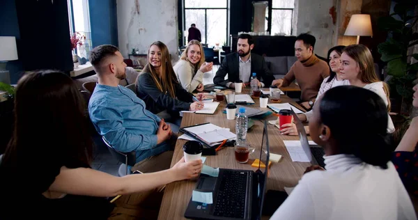 Trabajo en equipo en una reunión saludable en el lugar de trabajo de la oficina, colega masculino hablando con un equipo multiétnico discutiendo ideas cámara lenta. — Foto de Stock
