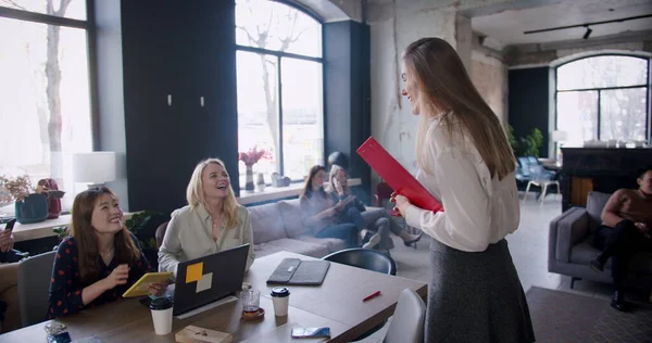 Vista trasera exitosa joven rubia CEO mujer de negocios reunión de socios en torno a la oficina de loft luz multiétnica cámara lenta. — Foto de Stock