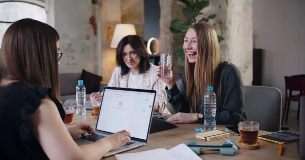 Ambiente de trabajo saludable, edad positiva diversa Caucásico mujeres de negocios personas de chat en la oficina moderna cámara lenta. — Foto de Stock