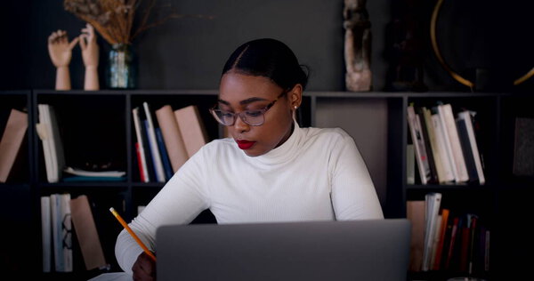 Концепция внештатной работы. Увеличьте изображение красивой молодой умной африканской женщины, использующей ноутбук для работы в замедленной съемке онлайн.
