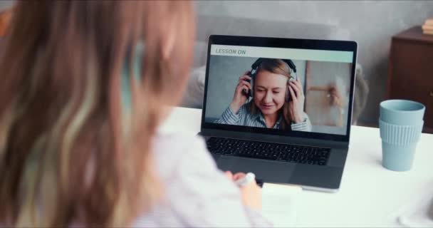 E-learning e auto isolamento. Punto di vista teen age girl parla con bella insegnante femminile su laptop web conference app online. — Video Stock