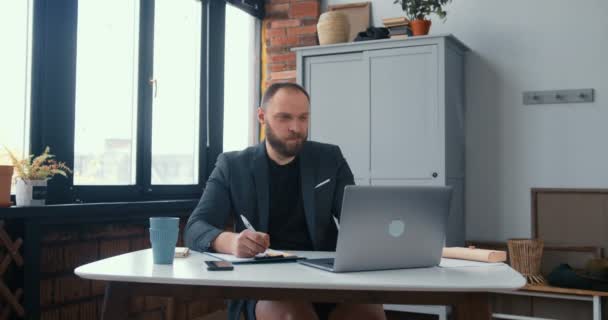 Stile di vita di auto isolamento. Divertimento giovane uomo d'affari capo caucasico che lavora a casa utilizzando webcam portatile in abito e senza pantaloni. — Video Stock