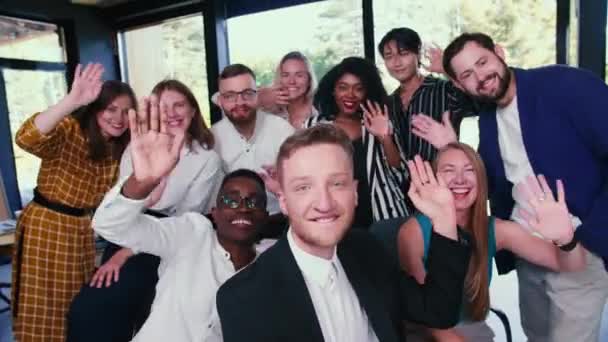 Équipe de jeunes gens d'affaires multiethniques heureux posant ensemble pour selfie photo de groupe au bureau léger moderne. — Video