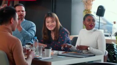 Çok ırklı ofis çalışanları, 30 'lu yaşlardaki çekici sarışın koç iş kadınlarını iş arkadaşları toplantısında alkışlıyor..