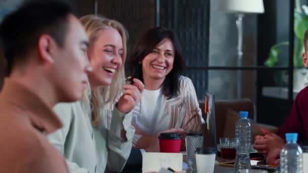 Leeftijdsdiversiteit op de moderne werkplek. Mooie middelbare leeftijd vrouwelijke baas leidt multi-etnische zakenmensen kantoor vergadering. — Stockvideo