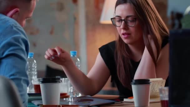 Glad attraktiv kaukasisk IT business manager kvinde i briller taler tilfældigt med mandlige kollega ved hjælp af digital tablet – Stock-video