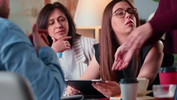 Stress på arbeidsplassen. Vakker ung, kaukasisk kvinnelig kontorsjef får hjelp med digitale nettbrett på forretningsmøtet. – stockvideo
