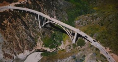 Bixby Creek Köprüsü, ünlü seyahat noktası Big Sur California 'nın ikonik 1. Otoyolu' nun güzel üst görüntüsü..