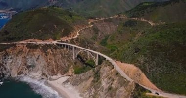 Big Sur California 'da Bixby Canyon Köprüsü ve 1. Otoyol' un inanılmaz sinematik görüntüleri..