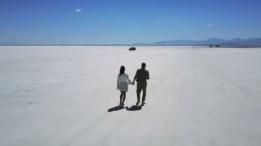 Drone, Bonneville tuzlu çöl gölünün ortasında el ele tutuşan romantik bir çifti takip ediyor..