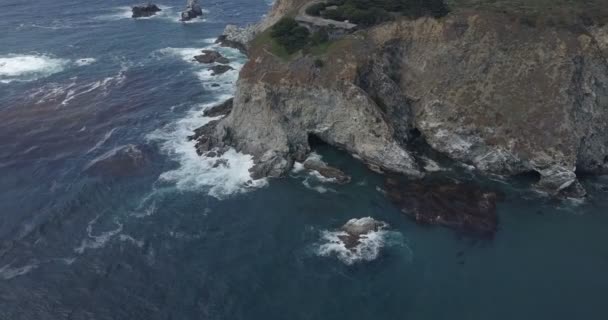 Bela vista superior drone tiro de incrível azul escuro oceano ondas espumando na linha de costa penhasco rochoso em Big Sur Califórnia. — Vídeo de Stock