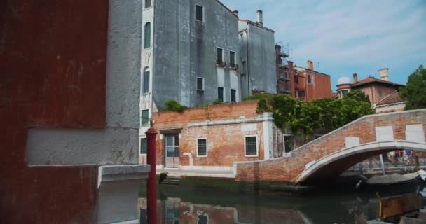 Blick vom Wasser, Gondel fährt durch wunderschöne alte Gebäude und Kanalbrücke im Sommer malerisches Venedig Italien. — Stockvideo