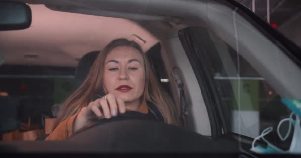Lidiar con el estrés. Hermosa joven rubia se sienta en el coche atrapado en el atasco de tráfico, cerrando los ojos y tratando de respirar. — Vídeo de stock