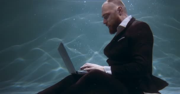 Ocupaţie creativă. Cinematică sub vedere la apă a tânărului om de afaceri fericit în gândire costum, folosind mișcarea lentă a laptopului . — Videoclip de stoc