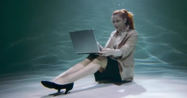 Konsultacje z klientami. młody atrakcyjny handlowiec ekspert biznes kobieta za pomocą laptop kamera wideo połączenie pod wodą zwolniony ruch. — Wideo stockowe