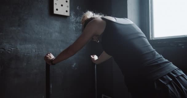 Jonge atletische blonde vrouw is uitgeput en ademt zwaar na extreme kracht oefenen in grote sportschool slow motion. — Stockvideo