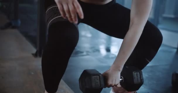 Zbliżenie młody atletyczny biały czerwony włosy atletyczna kobieta podnoszenie hantle w Duży profesjonalny siłownia slow motion. — Wideo stockowe