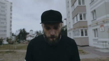 Genç, yorgun erkek sporcu kameraya doğru yürüyor, ağır nefes alıyor, ağır çekimde ağır çekimde su içiyor..