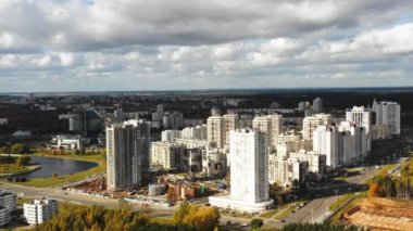 Minsk, Belarus 'un güzel sonbahar megapolis panoramasının üzerinde uçan İHA inşaat halindeki yüksek kule blokları.