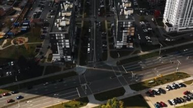 Üst manzara, insansız hava aracı Minsk 'teki Ulusal Kütüphane' de güzel şehir sokaklarının ve apartman binalarının üzerinde uçuyor..