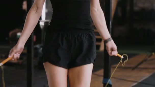 特写镜头年轻迷人的金发女子在健身房用跳绳锻炼。过着积极的生活. — 图库视频影像