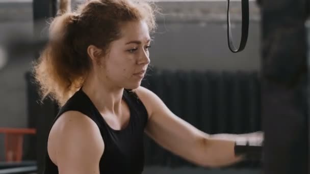 건강 한 생활을 하며 대형 체육관에서 배틀 로프를 가지고 노는 아름다운 운동 선수젊은 여성의 근접 슬로우 모션 — 비디오