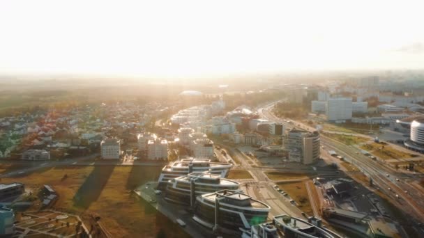 Dron letící nad budovami moderního města a parky panorama v Minsku, Bělorusko při východu slunce za jasného podzimního dne. — Stock video